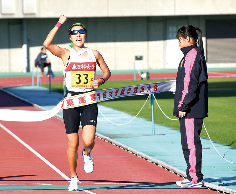 全国高校駅伝初出場を決めた春日部女のアンカー大杉＝22日、熊谷スポーツ文化公園陸上競技場