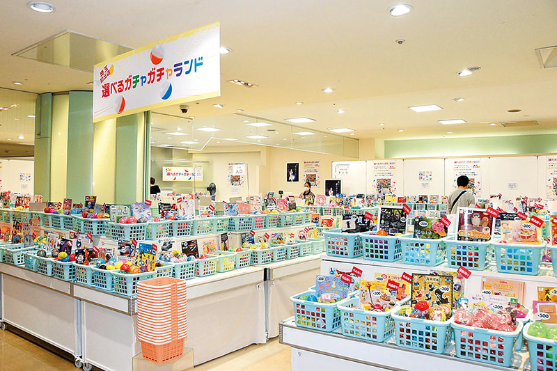 オープンしたカプセル玩具の販売コーナー＝熊谷市仲町の八木橋百貨店