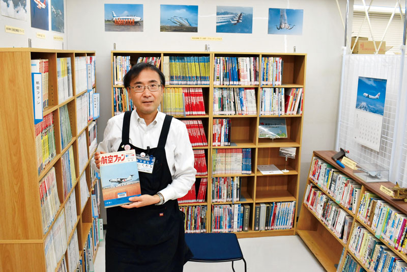 拡大された航空資料コーナー＝所沢市並木の市立所沢図書館