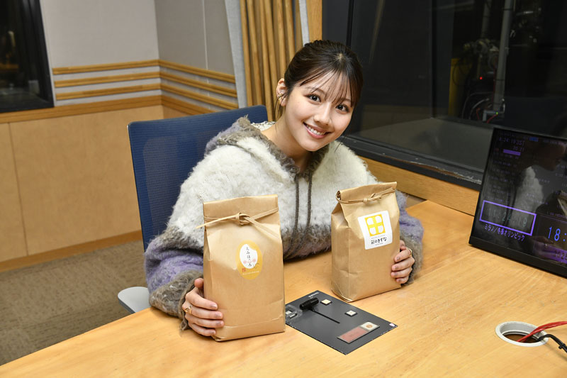 埼玉県産のお米「えみほころ」と「彩のきずな」をPRする渡邉さん