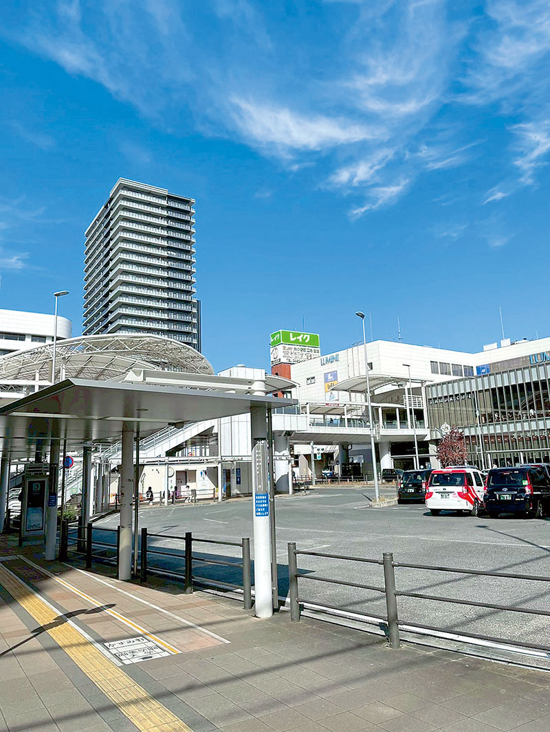 ペデストリアンデッキの向こうにタワーマンションが見える川越駅西口駅前広場