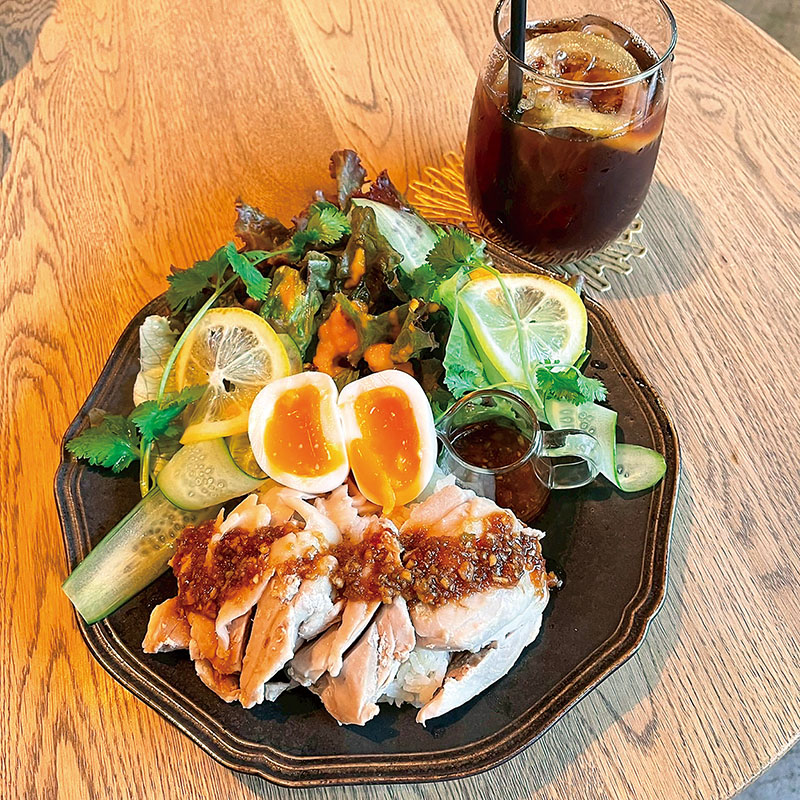 オーナー思い出のメニュー「カオマンガイ」には、野菜がたっぷり乗っている