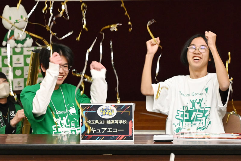 優勝した川越高校の藤嶋千聡さん（左）と福島直哉さん＝23日、さいたま市浦和区