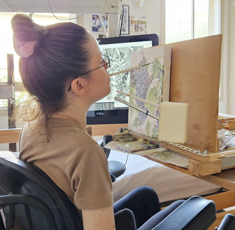 創作活動に励むネッタ・ガノールさん（本人提供）