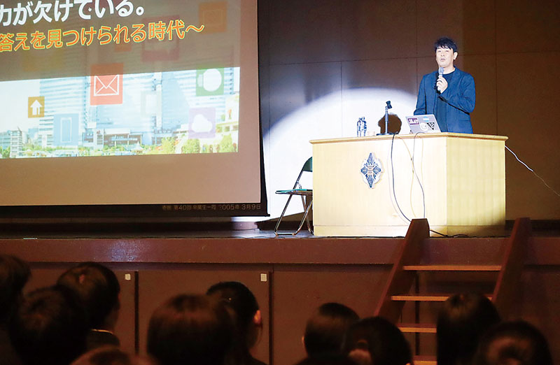 「情報を見極め、騙されない力を身に付けて」と話す佐々木成三さん