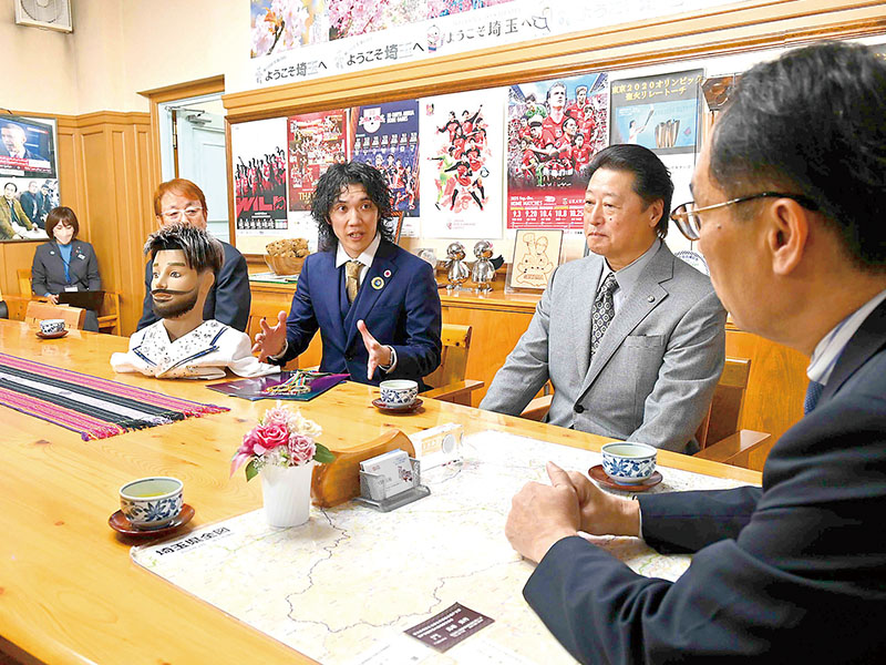 大野元裕知事（右）に大会の結果を報告する千葉達彦さん（右から3人目）