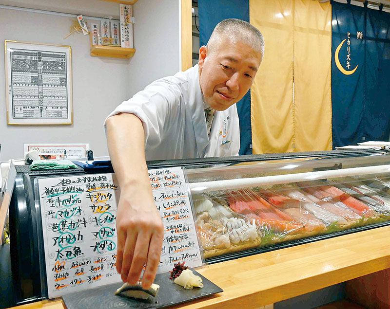 「食べられることのなかった魚の魅力を知ってほしい」と話す、鮨ヒカリズキの店主山川忠康さん