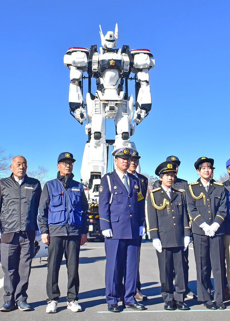 一日警察署長を務めた（右から）小鹿野中学校の増田桃華さんと小林蓮さん
