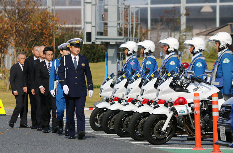 冬の交通事故防止運動の出発式で警察車両を点検する内藤淳一交通部長ら