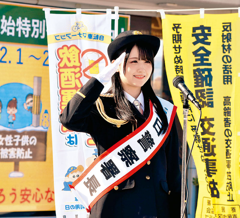 一日警察署長を務めた岡田夢以さん＝11月30日午前、深谷市花園の深谷テラスパーク