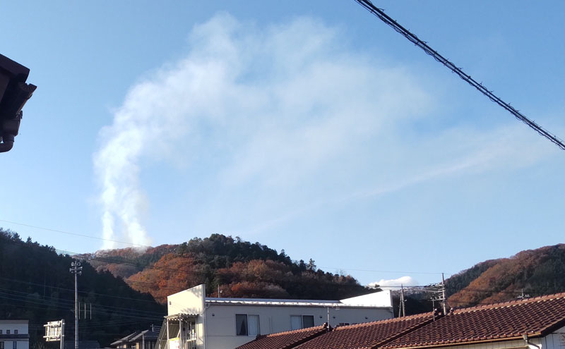 宝登山付近に煙が上がった山林火災＝1日午後3時ごろ、長瀞町内（撮影者提供）