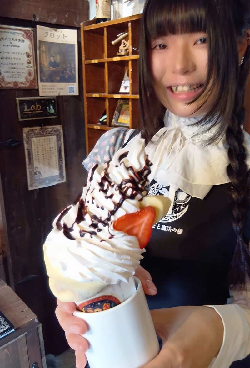 ロシア風クレープ「ブリヌイ」を手に魔法の言葉をささやく店員の「影武者さん」