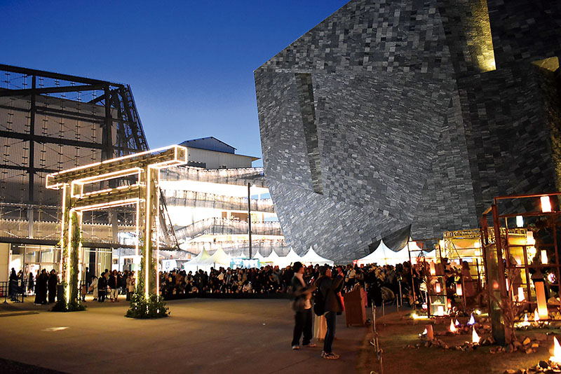 フォトスポットで撮影する来場者ら＝11月30日午後、所沢市東所沢和田