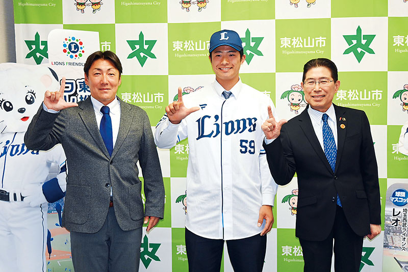 森田光一市長（右）に埼玉西武への入団報告をした横田蒼和選手（中央）と山村学園高校硬式野球部の岡野泰崇監督＝1日、東松山市役所