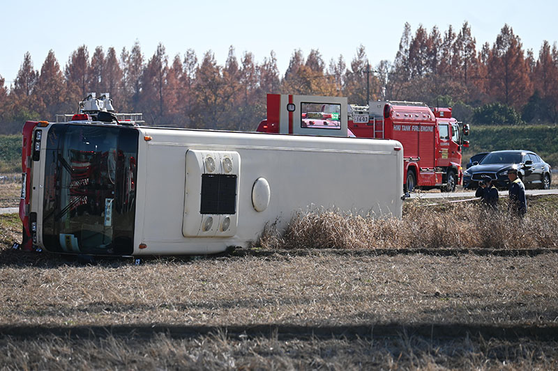 町道から田んぼに横転した送迎バス