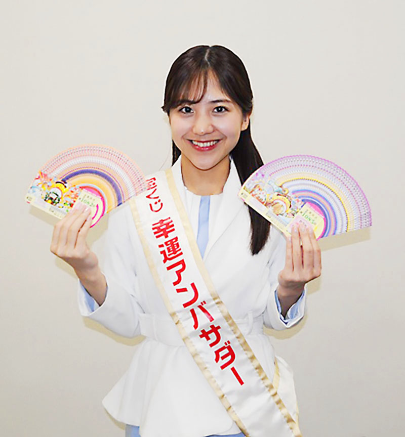 年末ジャンボをPRする宝くじ幸運アンバサダー並川佳都さん