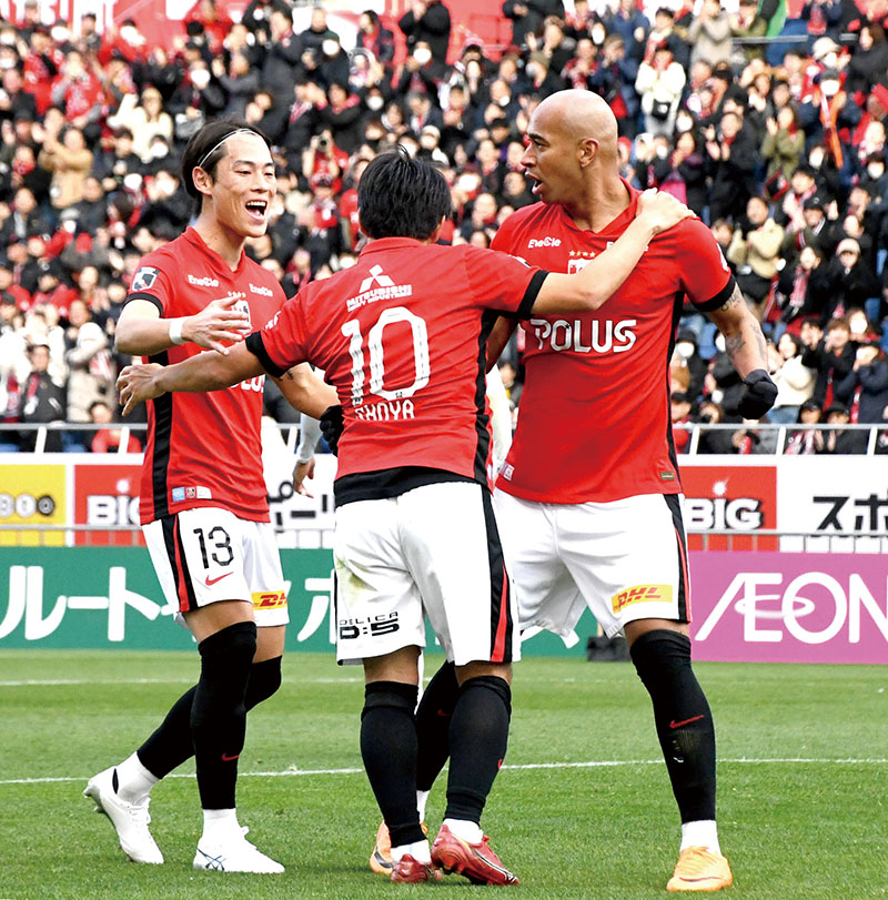 浦和―川崎　後半9分、浦和のチアゴサンタナ（右）がチーム2点目のゴールを決め、渡辺（左）、中島らと喜び合う