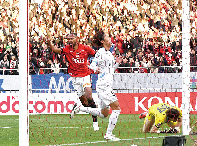 浦和―川崎　後半32分、浦和のキーセテリン（左）がチーム4点目のゴールを奪う