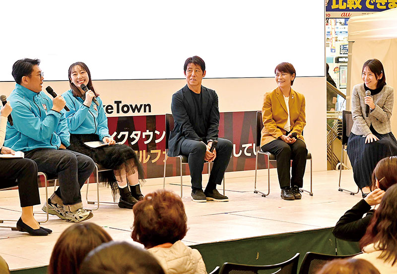 トークショーに登壇した西野朗前サッカー日本代表監督（中央）ら