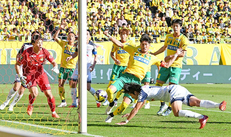 千葉―大宮　前半20分、大宮の泉（手前下）がダイビングヘッドで先制点を奪う