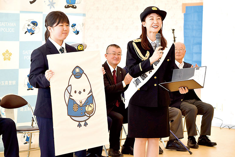 本庄署の一日警察署長を務めた杉原凜さん（右）と同署オリジナルマスコットキャラクター「ほんまる」を披露した林優衣花さん＝7日、本庄市中央2丁目の「ビバモール本庄」