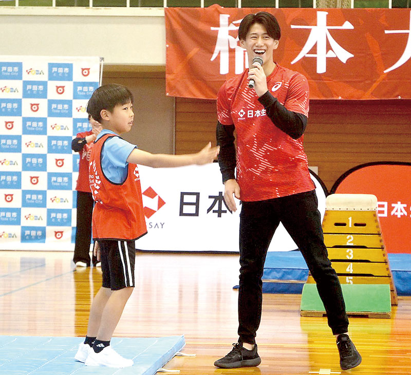 体操教室で子どもたちと交流する橋本大輝選手