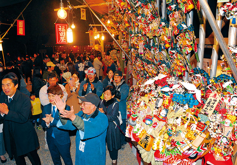 熊手の売買が成立し、境内に手締めが鳴り響いた＝10日夕、さいたま市大宮区の武蔵一宮氷川神社