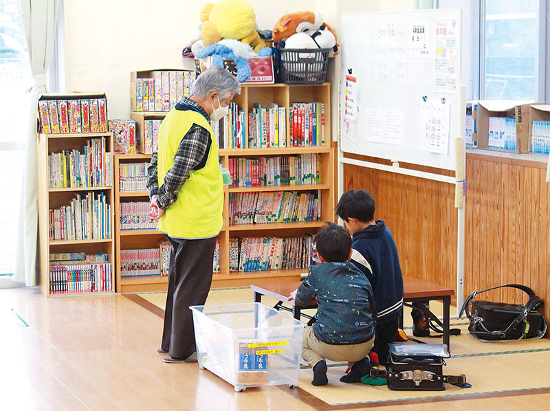 見守り員がコミュニケーションを取り登校前の時間を過ごす児童＝富士見市立ふじみ野小学校「ふじみ野第2放課後児童クラブ」