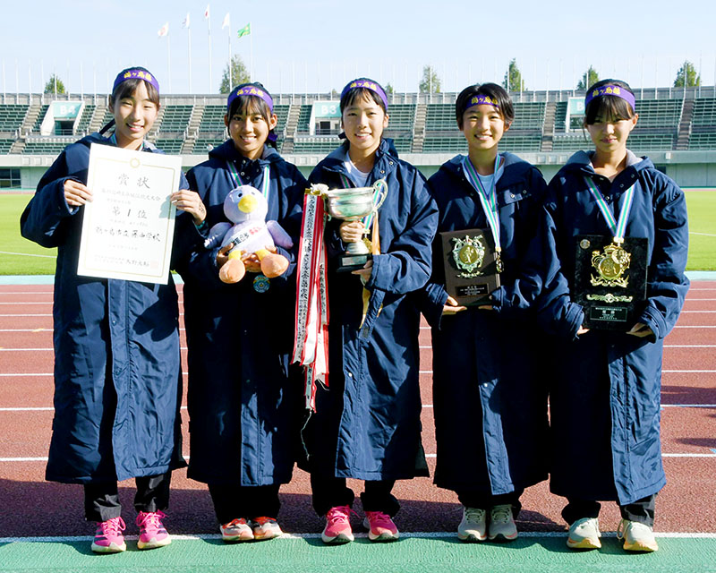 結束を強めて初めての全国大会に臨む女子の鶴ケ島藤