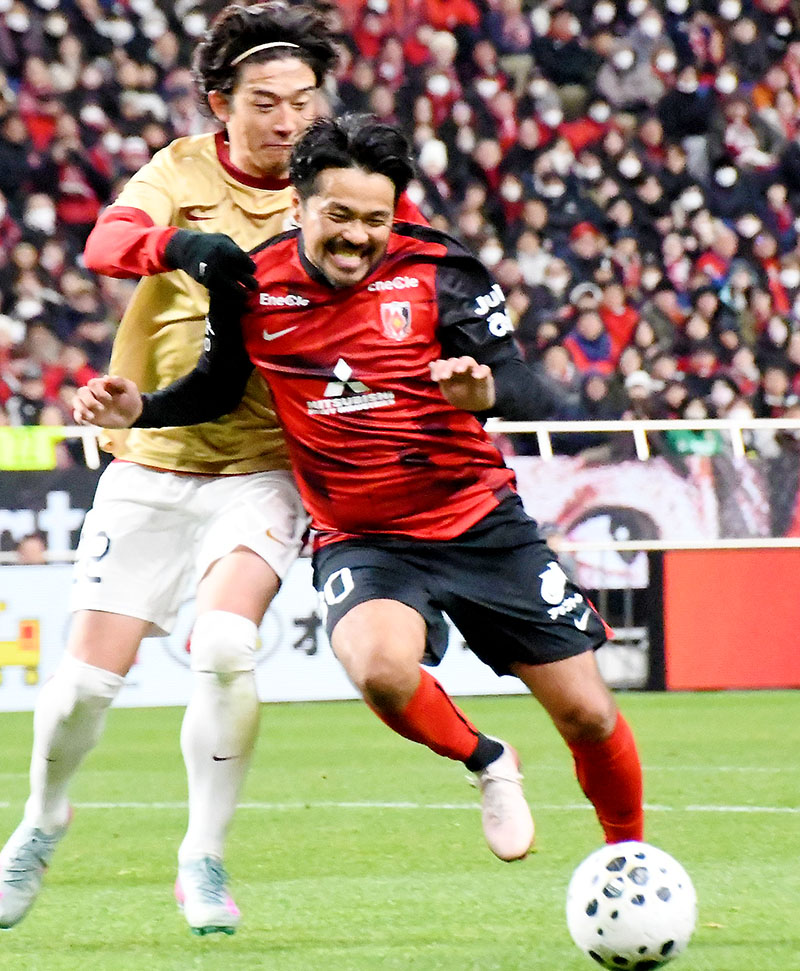 浦和2017―鹿島2007―09 後半15分、浦和の興梠（右）が鹿島の西と競り合う
