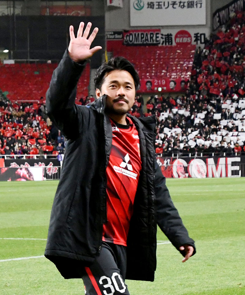 引退試合後、スタジアムを1周してサポーターにあいさつする浦和の興梠