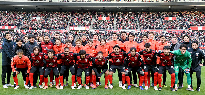 記念撮影に納まる浦和2017の選手たち