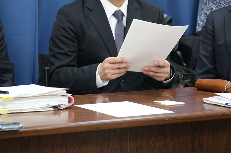 裁判終了後に記者会見を開いた原告男性＝12日午後、さいたま市浦和区