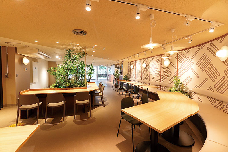 地域になじむ居心地の良い空間を目指してデザインされた店内