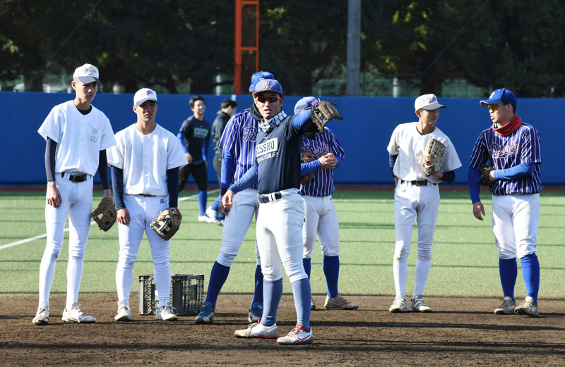 熊谷商の選手たちに指導する立正大の選手（中央手前）＝13日午前、熊谷市万吉