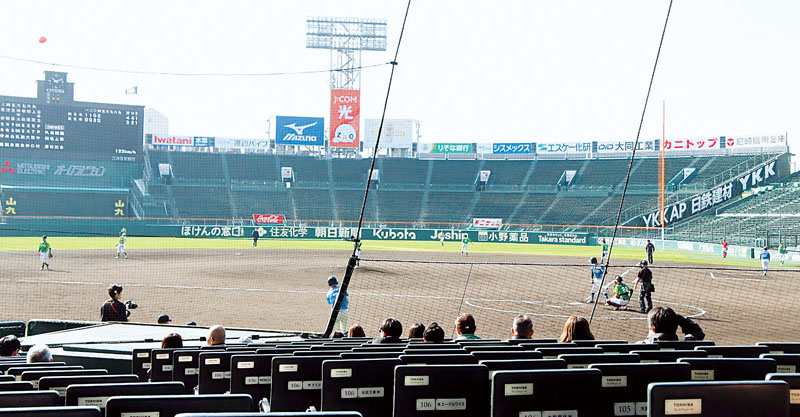 甲子園球場で行われた東西対抗日本一決定戦（提供）