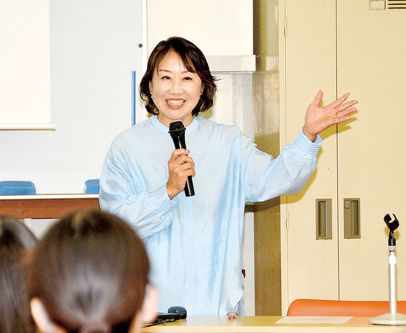 高校生に講演する大谷貴子さん