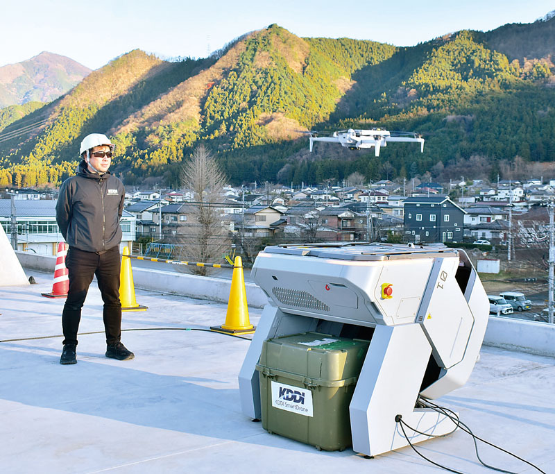 KDDIスマートドローン所有のドローンポートから自動離陸するドローン＝15日午後3時ごろ、秩父市荒川上田野の市荒川総合支所