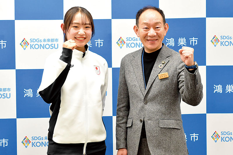 並木正年市長（右）を表敬訪問した金井莉佳選手