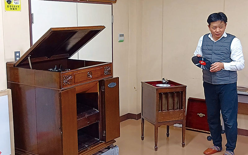 蓄音機のコンサートで音色やレコードについて語る竹澤里史さん＝14日、草加市立歴史民俗資料館