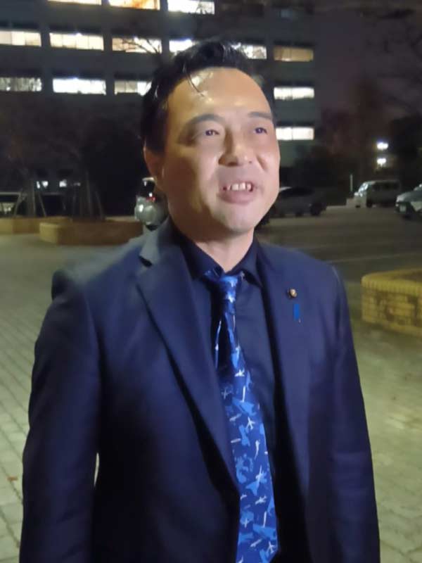 市議会からの除名について報道陣の質問に答える関根和也元市議＝12月3日、三郷市役所