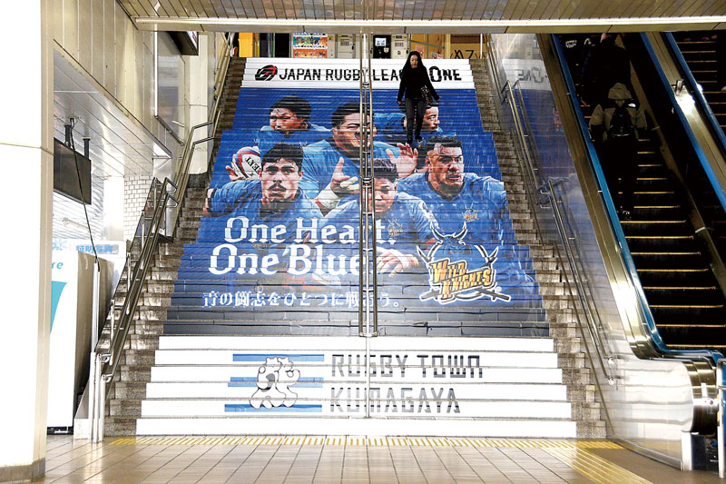 JR熊谷駅構内で始まった埼玉パナソニックワイルドナイツを応援する階段アート＝13日、熊谷市筑波