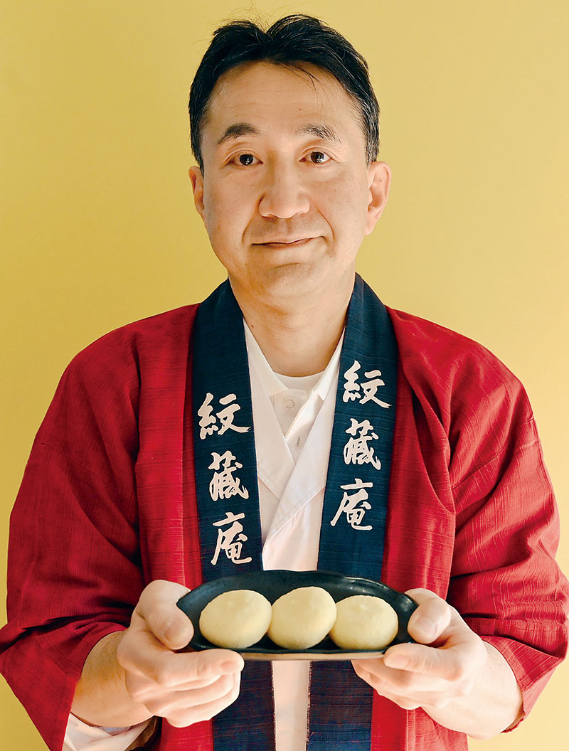 「香り高いユズの風味を味わって」と話す瀬川工場長