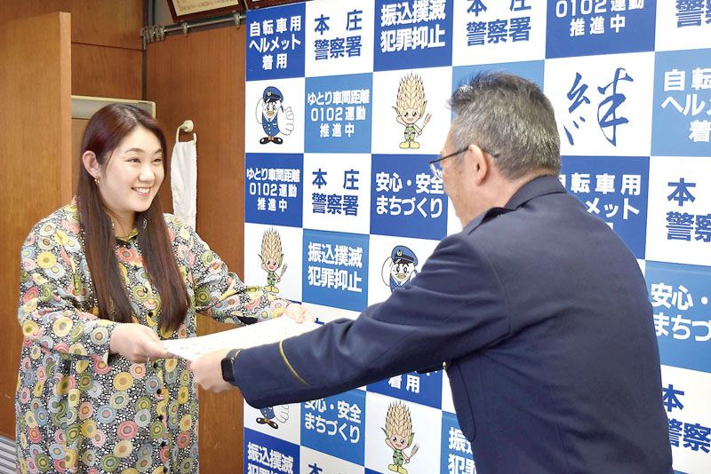 坂内信之署長（右）から感謝状を受け取る田島翔子さん＝16日、本庄署