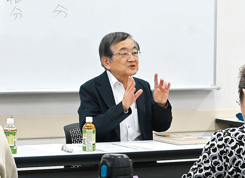 時刻表の裏話を語る元編集長の木村さん＝吉川市の市民交流センター「おあしす」