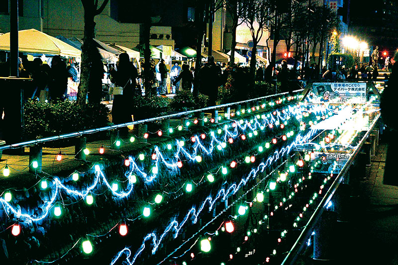 市街地の夜を華やかに演出したイルミネーション