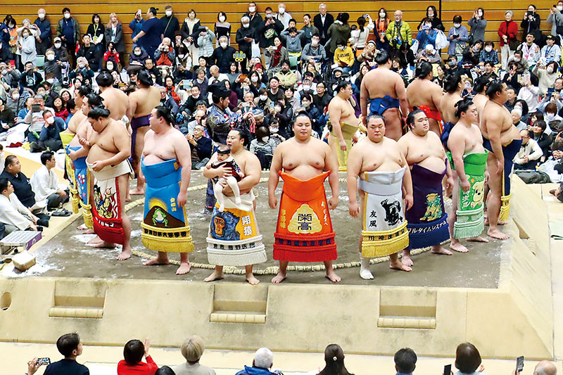中入り後に土俵入りする幕内力士＝21日、新座市民総合体育館