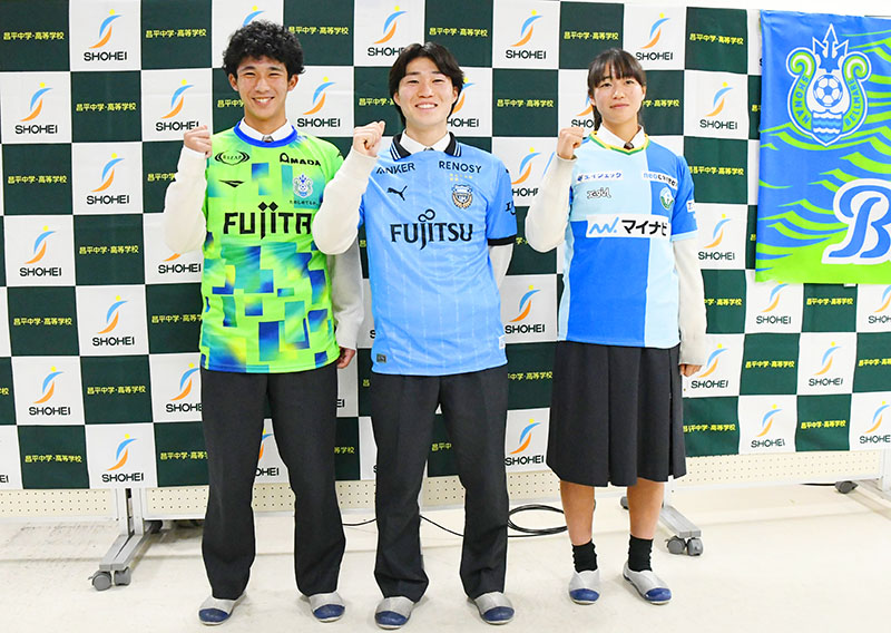 プロでの飛躍を誓った昌平高の（左から）山口豪太、長璃喜、松井美優＝22日午後、杉戸町の同校