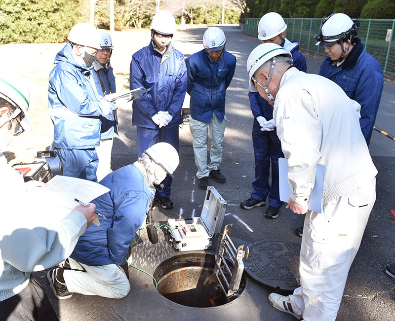 県下水道公社の研修で管内の環境測定を行う自治体職員ら＝12月12日、久喜市の古利根川水循環センター