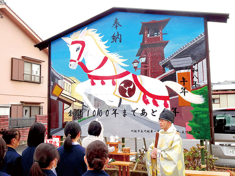 川越第一中学校美術・文化総合部の生徒が制作したジャンボ絵馬＝20日午後、川越市南通町の川越八幡宮